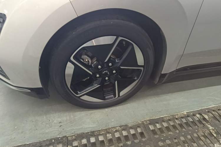 Used Wuling Xingguang 2024 Co-Creation Edition 510 Advanced Model Left Front Wheel Hub