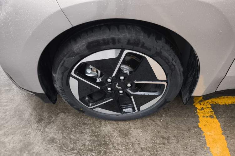 Used Wuling Xingguang 2024 Co-Creation Edition 510 Advanced Model Left Front Wheel Hub