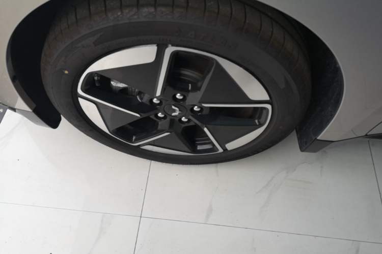 Used Wuling Xingguang 2024 Co-Creation Edition 510 Advanced Model Left Front Wheel Hub