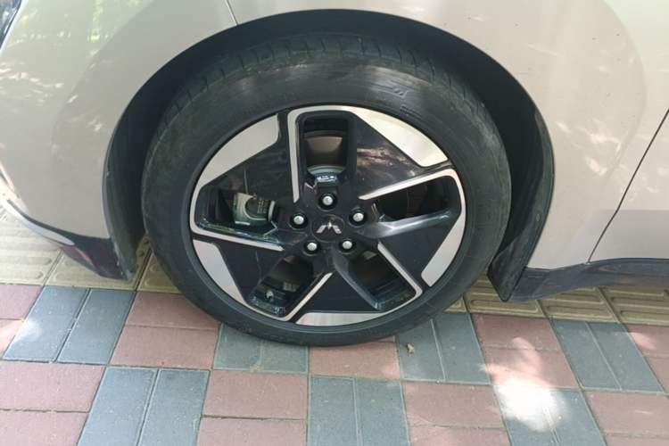 Used Wuling Xingguang 2024 Co-Creation Edition 510 Advanced Model Left Front Wheel Hub