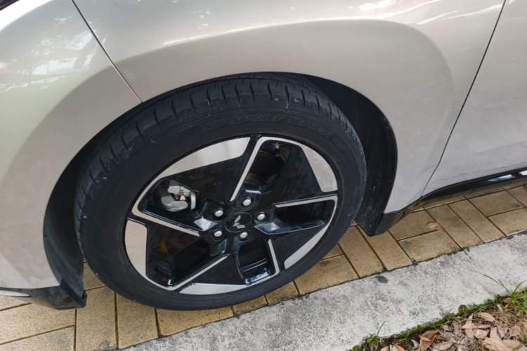Used Wuling Xingguang 2024 Co-Creation Edition 510 Advanced Model Left Front Wheel Hub