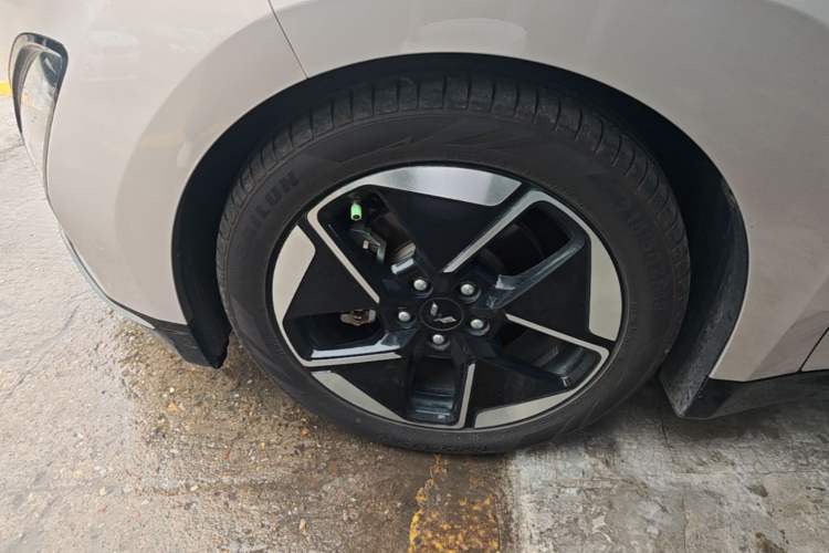 Used Wuling Xingguang 2024 Co-Creation Edition 510 Advanced Model Left Front Wheel Hub
