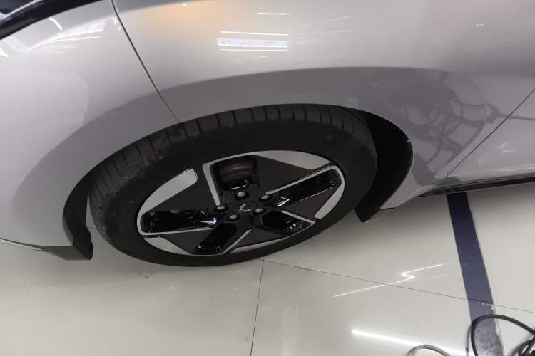 Used Wuling Xingguang 2024 Co-Creation Edition 510 Advanced Model Left Front Wheel Hub