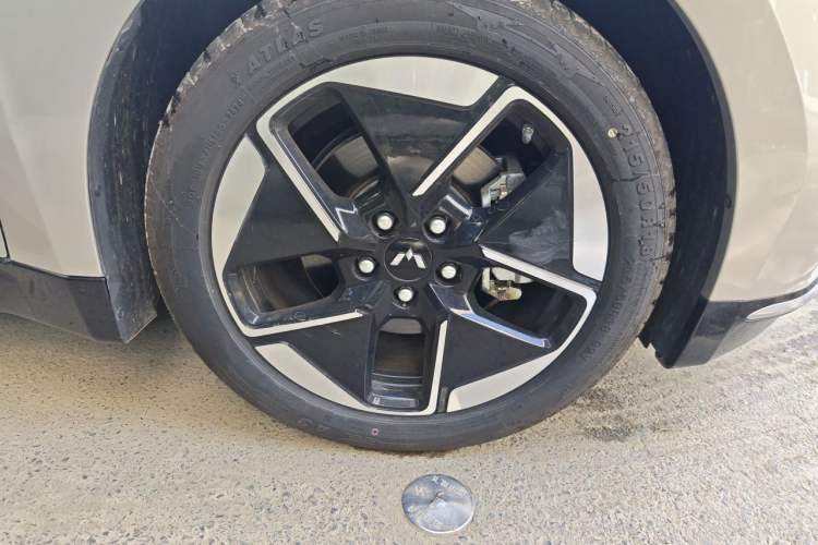 Used Wuling Xingguang 2024 Co-Creation Edition 510 Advanced Model Right Front Wheel Hub
