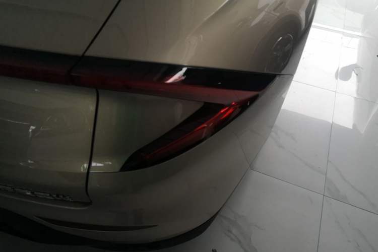 Used Wuling Xingguang 2024 Co-Creation Edition 510 Advanced Model Right Rear Taillight