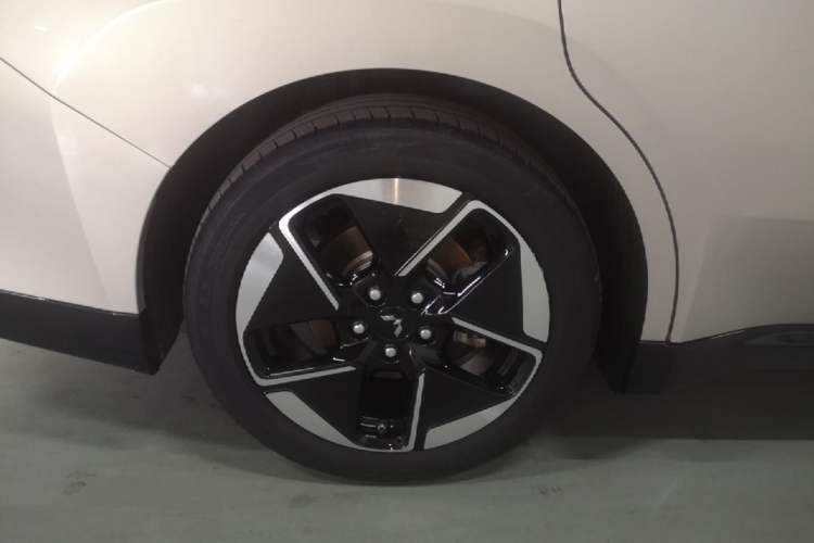 Used Wuling Xingguang 2024 Co-Creation Edition 510 Advanced Model Right Rear Wheel Hub