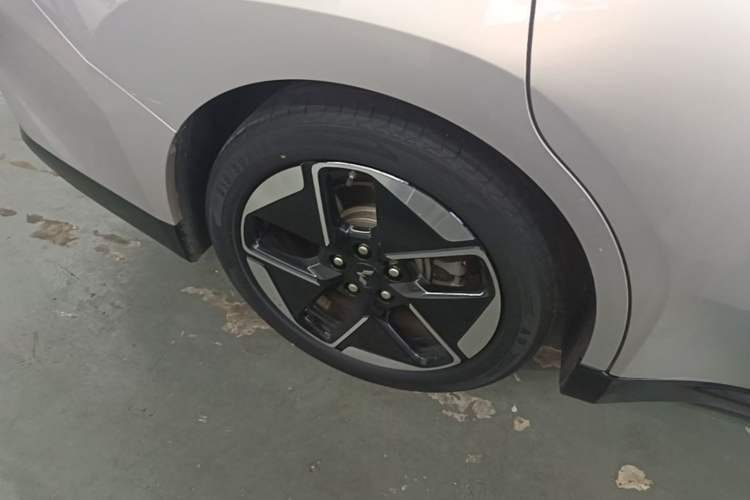 Used Wuling Xingguang 2024 Co-Creation Edition 510 Advanced Model Right Rear Wheel Hub