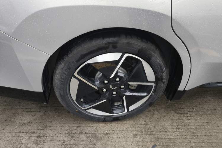 Used Wuling Xingguang 2024 Co-Creation Edition 510 Advanced Model Right Rear Wheel Hub