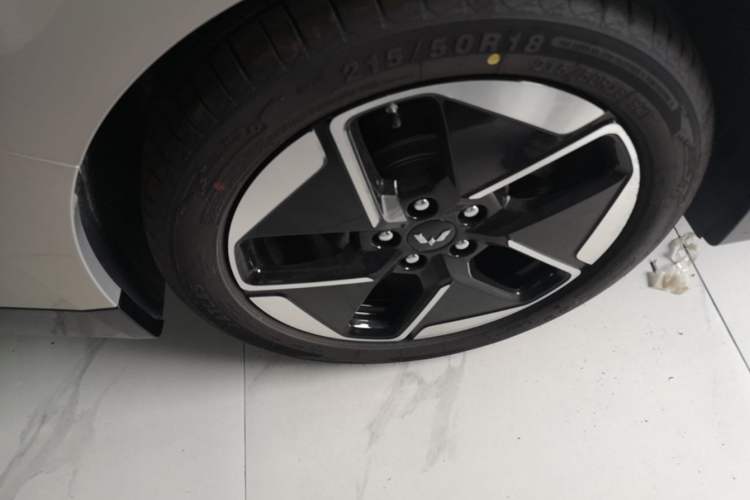 Used Wuling Xingguang 2024 Co-Creation Edition 510 Advanced Model Right Rear Wheel Hub