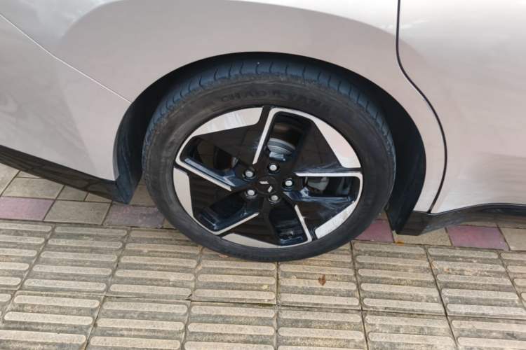Used Wuling Xingguang 2024 Co-Creation Edition 510 Advanced Model Right Rear Wheel Hub