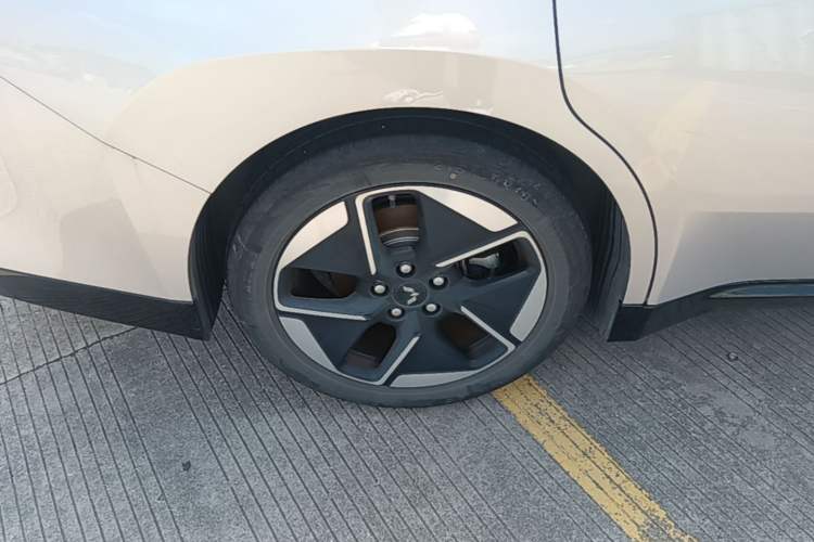 Used Wuling Xingguang 2024 Co-Creation Edition 510 Advanced Model Right Rear Wheel Hub
