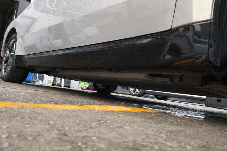 Used Wuling Xingguang 2024 Co-Creation Edition 510 Advanced Model Right Side Sill