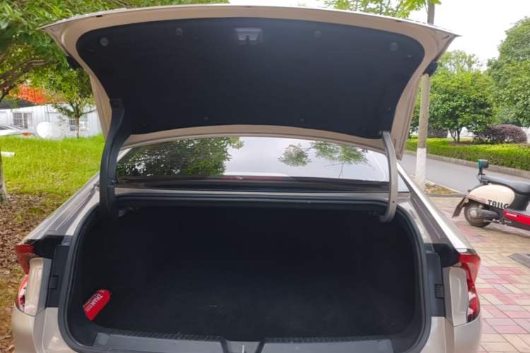 Used Wuling Xingguang 2024 Co-Creation Edition 510 Advanced Model Trunk
