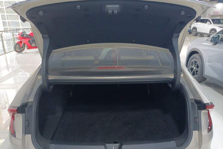 Used Wuling Xingguang 2024 Co-Creation Edition 510 Advanced Model Trunk