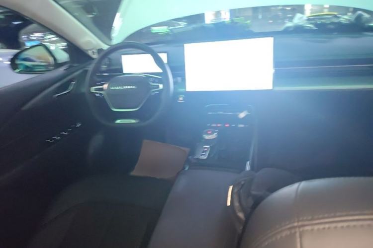 Used Wuling Xingguang 2024 Co-Creation Edition 510 Advanced Model Center Console