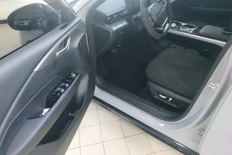Used Wuling Xingguang 2024 Co-Creation Edition 510 Advanced Model Driver Seat