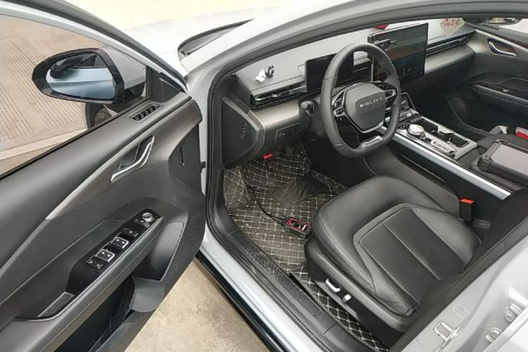 Used Wuling Xingguang 2024 Co-Creation Edition 510 Advanced Model Driver Seat