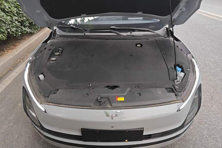 Used Wuling Xingguang 2024 Co-Creation Edition 510 Advanced Model Engine Bay