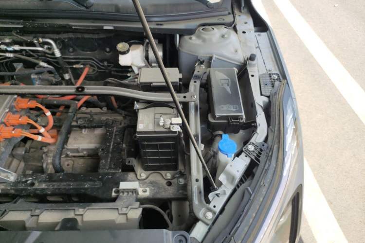 Used Wuling Xingguang 2024 Co-Creation Edition 510 Advanced Model Engine Bay Left