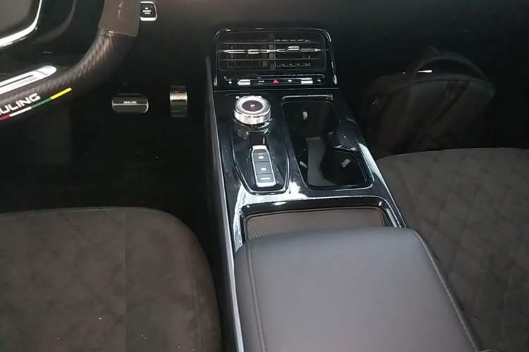 Used Wuling Xingguang 2024 Co-Creation Edition 510 Advanced Model Gear Lever