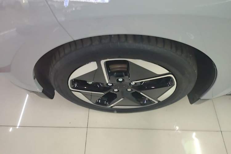 Used Wuling Xingguang 2024 Co-Creation Edition 510 Advanced Model Left Front Wheel Hub