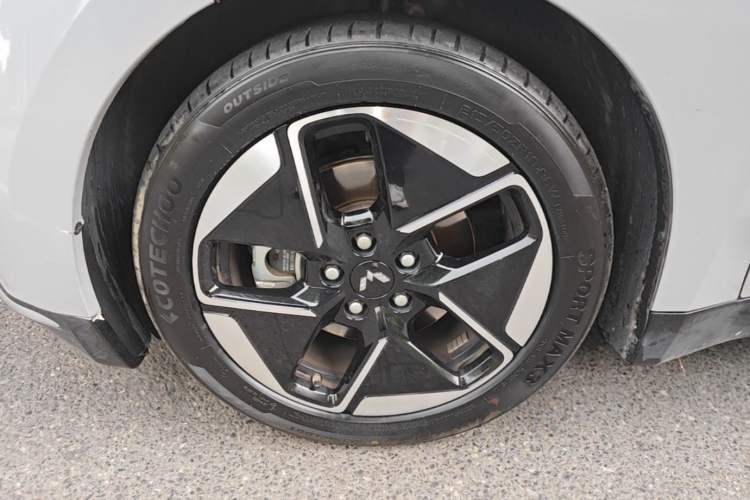 Used Wuling Xingguang 2024 Co-Creation Edition 510 Advanced Model Left Front Wheel Hub