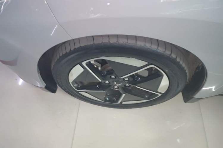 Used Wuling Xingguang 2024 Co-Creation Edition 510 Advanced Model Left Front Wheel Hub
