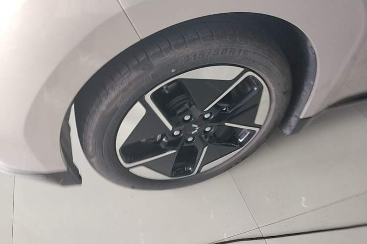 Used Wuling Xingguang 2024 Co-Creation Edition 510 Advanced Model Left Front Wheel Hub