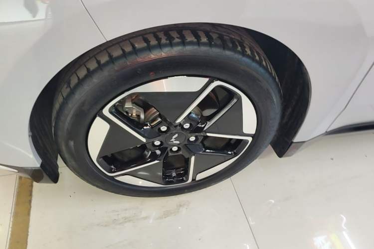 Used Wuling Xingguang 2024 Co-Creation Edition 510 Advanced Model Left Front Wheel Hub