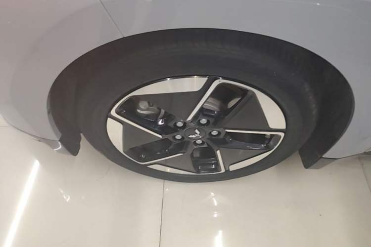 Used Wuling Xingguang 2024 Co-Creation Edition 510 Advanced Model Left Front Wheel Hub