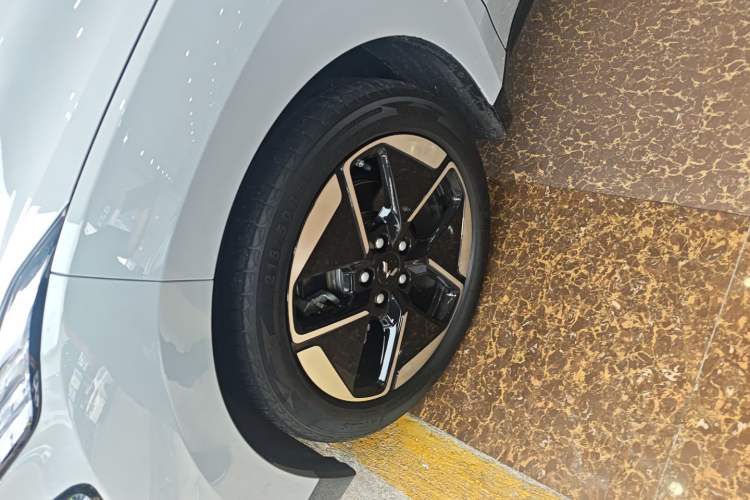 Used Wuling Xingguang 2024 Co-Creation Edition 510 Advanced Model Left Front Wheel Hub