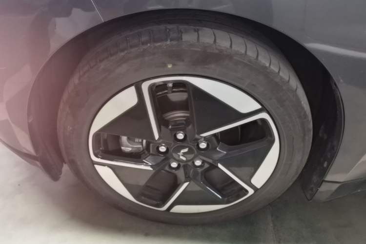 Used Wuling Xingguang 2024 Co-Creation Edition 150 Flagship Model Left Front Wheel Hub