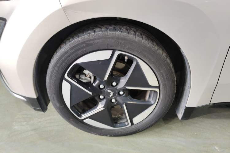 Used Wuling Xingguang 2024 Co-Creation Edition 510 Advanced Model Left Front Wheel Hub