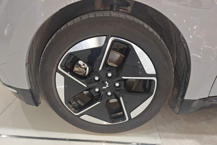 Used Wuling Xingguang 2024 Co-Creation Edition 510 Advanced Model Left Front Wheel Hub