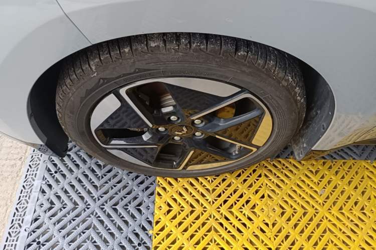 Used Wuling Xingguang 2024 Co-Creation Edition 510 Advanced Model Left Front Wheel Hub