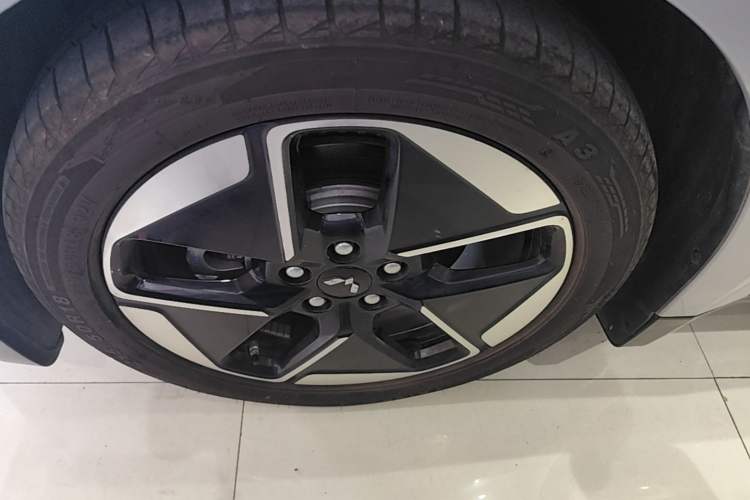 Used Wuling Xingguang 2024 Co-Creation Edition 510 Advanced Model Left Front Wheel Hub
