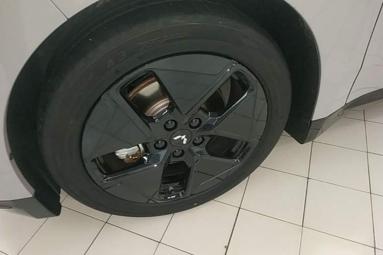 Used Wuling Xingguang 2024 Co-Creation Edition 510 Advanced Model Left Front Wheel Hub