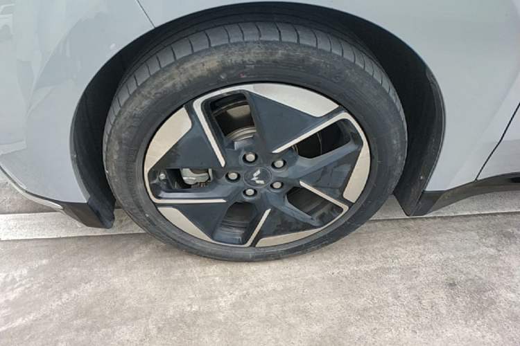 Used Wuling Xingguang 2024 Co-Creation Edition 510 Advanced Model Left Front Wheel Hub