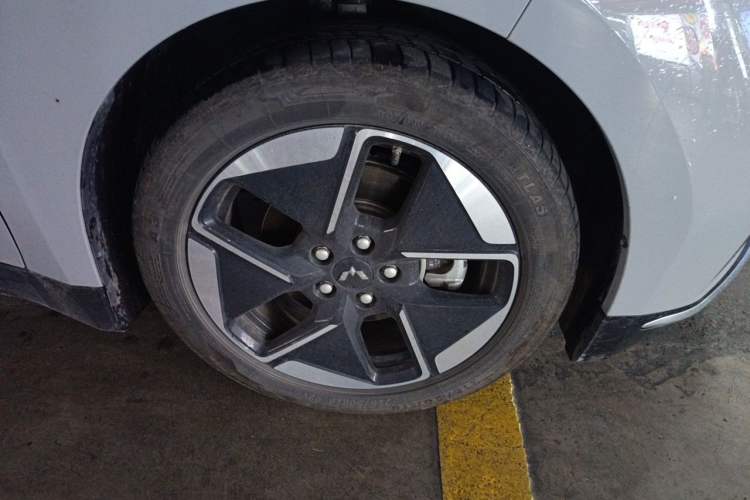 Used Wuling Xingguang 2024 Co-Creation Edition 510 Advanced Model Right Front Wheel Hub