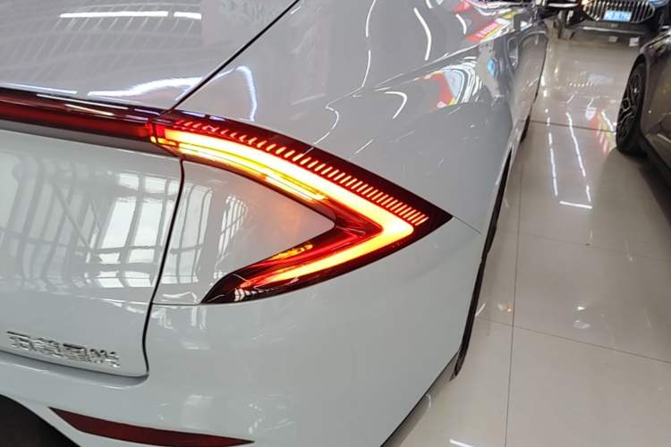 Used Wuling Xingguang 2024 Co-Creation Edition 510 Advanced Model Right Rear Taillight