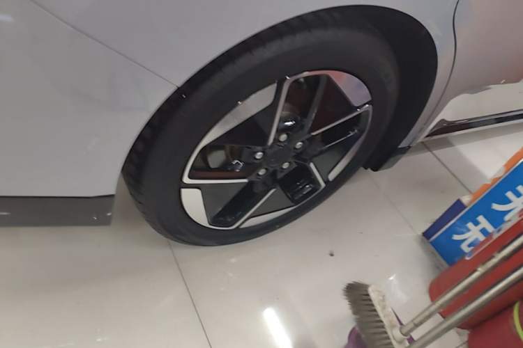 Used Wuling Xingguang 2024 Co-Creation Edition 510 Advanced Model Right Rear Wheel Hub