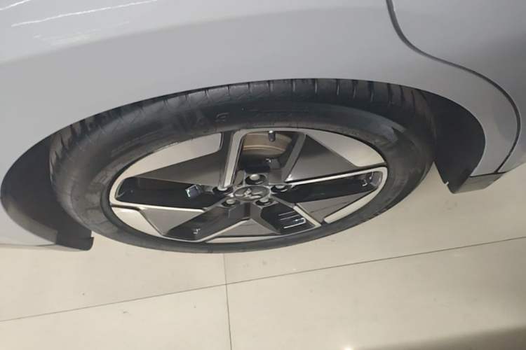 Used Wuling Xingguang 2024 Co-Creation Edition 510 Advanced Model Right Rear Wheel Hub