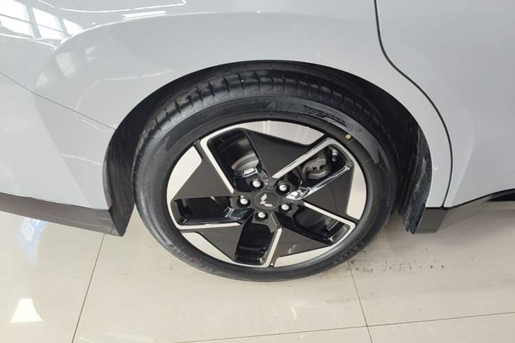Used Wuling Xingguang 2024 Co-Creation Edition 510 Advanced Model Right Rear Wheel Hub