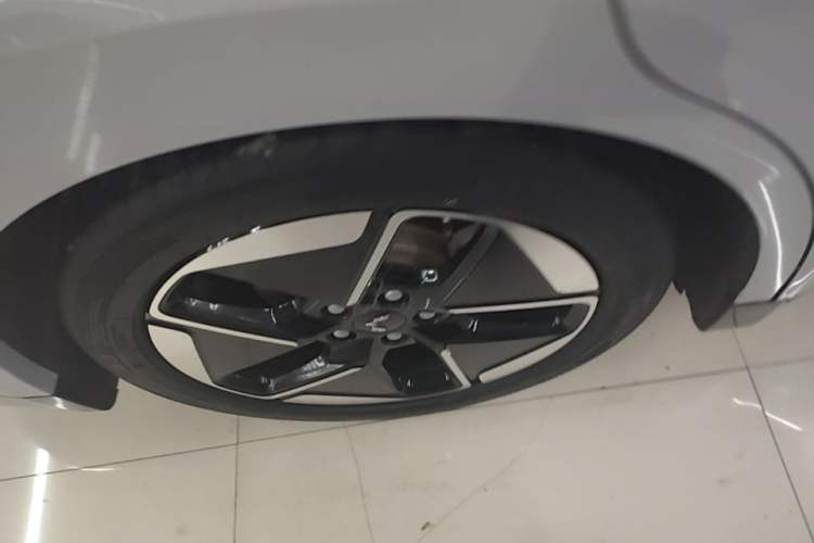 Used Wuling Xingguang 2024 Co-Creation Edition 510 Advanced Model Right Rear Wheel Hub