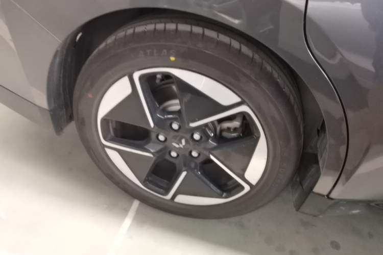 Used Wuling Xingguang 2024 Co-Creation Edition 150 Flagship Model Right Rear Wheel Hub