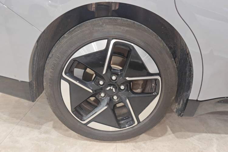 Used Wuling Xingguang 2024 Co-Creation Edition 510 Advanced Model Right Rear Wheel Hub