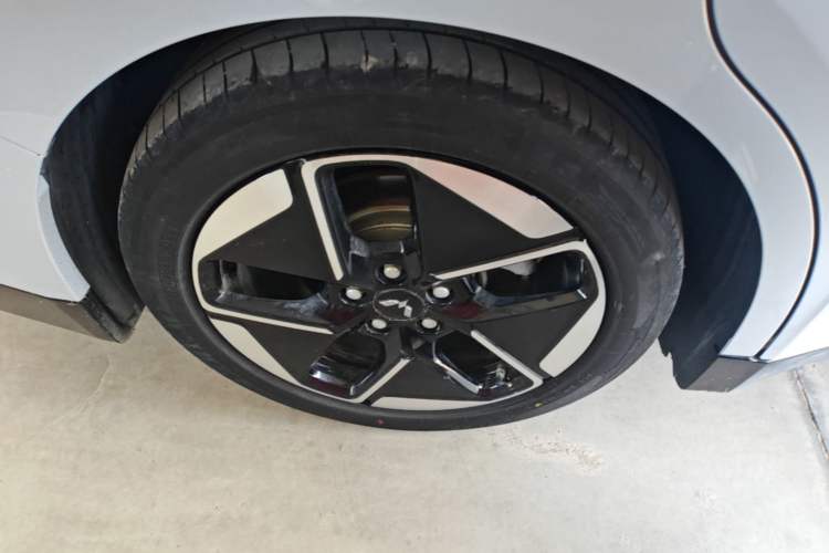Used Wuling Xingguang 2024 Co-Creation Edition 510 Advanced Model Right Rear Wheel Hub