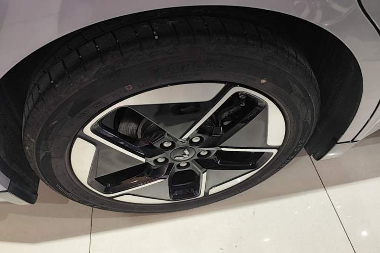 Used Wuling Xingguang 2024 Co-Creation Edition 510 Advanced Model Right Rear Wheel Hub