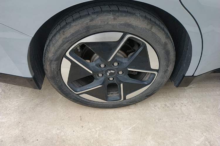 Used Wuling Xingguang 2024 Co-Creation Edition 510 Advanced Model Right Rear Wheel Hub