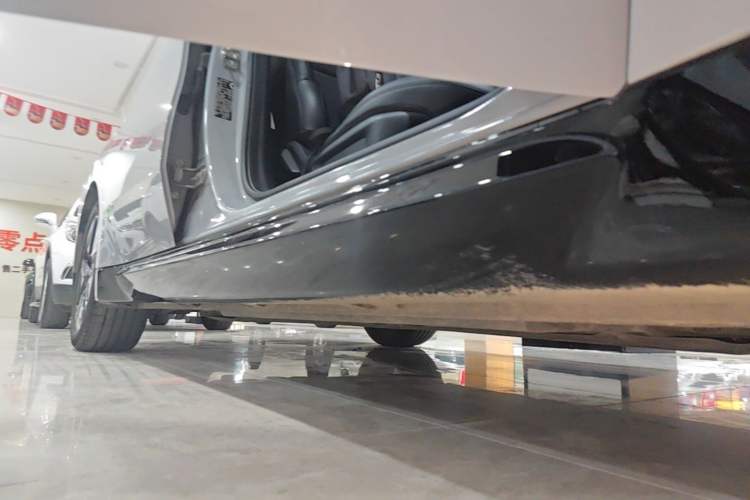 Used Wuling Xingguang 2024 Co-Creation Edition 510 Advanced Model Right Side Sill